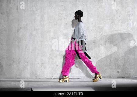 (190926) -- Parigi, Sett. 26, 2019 (Xinhua) -- un modello presenta una creazione di Dries Van Noten durante la primavera/estate 2020 donne pronto a indossare la raccolta mostra durante la settimana della moda di Parigi a Parigi, Francia, Sett. 25, 2019. (Foto di Piero Biasion/Xinhua) Foto Stock