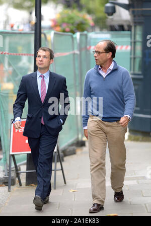 Andrew Bowie Mp (West Aberdeenshire e Kincardine) e George Hollingbery MP (Meon Valley) arrivano a Downing Street per un anno al numero 10, 2n Foto Stock