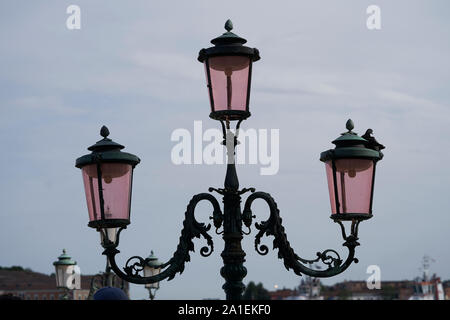 Vecchia strada lampada a tre bracci Foto Stock