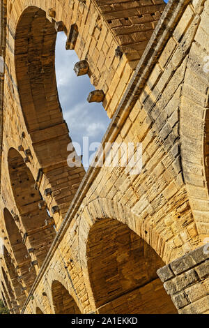 REMOULINS, Francia, 20 settembre 2019 : Il Pont du Gard, il più alto acquedotto romano ponte, e uno dei più conservati, fu costruito nel 1° centu Foto Stock