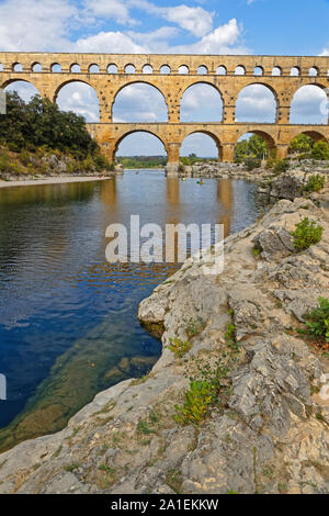 REMOULINS, Francia, 20 settembre 2019 : Il Pont du Gard, il più alto acquedotto romano ponte, e uno dei più conservati, fu costruito nel 1° centu Foto Stock