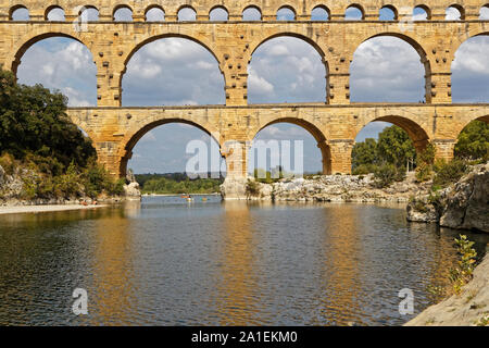 REMOULINS, Francia, 20 settembre 2019 : Il Pont du Gard, il più alto acquedotto romano ponte, e uno dei più conservati, fu costruito nel 1° centu Foto Stock