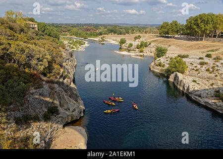 REMOULINS, Francia, 20 settembre 2019 : Kayak sotto il Pont du Gard, il più alto acquedotto romano ponte, costruito nel I secolo, è stato aggiunto alla lista di Foto Stock