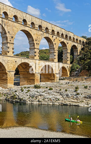 REMOULINS, Francia, 20 settembre 2019 : Il Pont du Gard, il più alto acquedotto romano ponte, e uno dei più conservati, fu costruito nel 1° centu