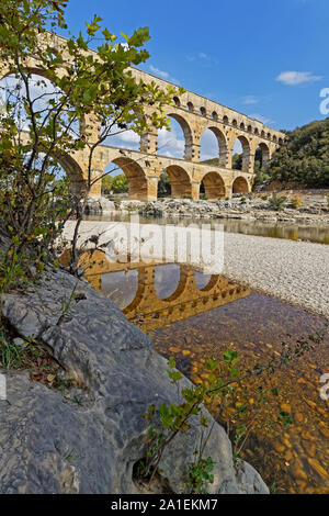 REMOULINS, Francia, 20 settembre 2019 : Il Pont du Gard, il più alto acquedotto romano ponte, e uno dei più conservati, fu costruito nel 1° centu Foto Stock