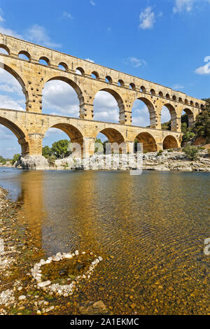 REMOULINS, Francia, 20 settembre 2019 : Il Pont du Gard, il più alto acquedotto romano ponte, e uno dei più conservati, fu costruito nel 1° centu Foto Stock