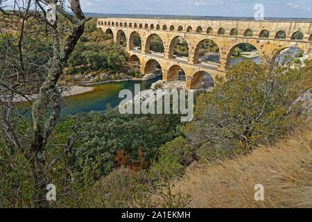 REMOULINS, Francia, 20 settembre 2019 : Il Pont du Gard, il più alto acquedotto romano ponte, e uno dei più conservati, fu costruito nel 1° centu Foto Stock