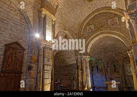 LA GARDE-GUERIN, Francia, 20 settembre 2019 : dentro la chiesa del villaggio medievale, un posto di frontiera incaricato della sicurezza dei viaggiatori. Foto Stock