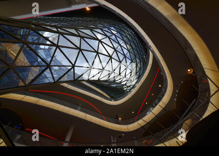 Frankfurt am Main, Germania. Agosto 2019. La Zeilgalerie sulla Zeil, il corso dello shopping. Molto moderna struttura in metallo e vetro. Vista dall'interno. Foto Stock