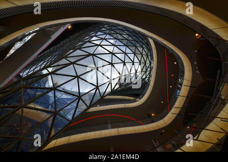 Frankfurt am Main, Germania. Agosto 2019. La Zeilgalerie sulla Zeil, il corso dello shopping. Molto moderna struttura in metallo e vetro. Vista dall'interno. Foto Stock