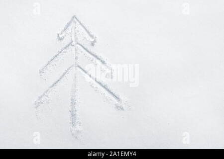 Sullo sfondo di un albero di Natale dipinta sul bianco della neve. Copia dello spazio. Lato albero di natale disegno sulla neve. Vista da sopra. Vacanze invernali sfondo. Disegno sulla neve. Abete disegnati sulla neve Foto Stock