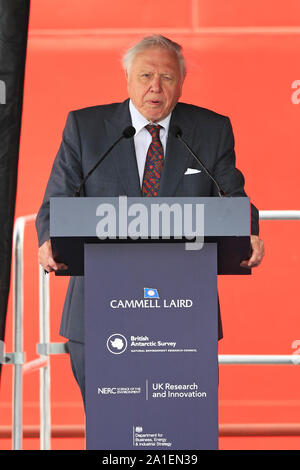 Sir David Attenborough parla durante la cerimonia di denominazione della ricerca polare nave, che il pubblico ha votato per chiamare Boaty McBoatface, alla Cammell Laird cantiere in Birkenhead, Merseyside. Foto Stock