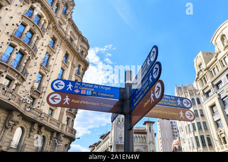 Informazioni turistiche, un cartello stradale con le indicazioni stradali per raggiungere luoghi di interesse turistico del centro storico della città di Barcellona, la Catalogna, Spagna Foto Stock