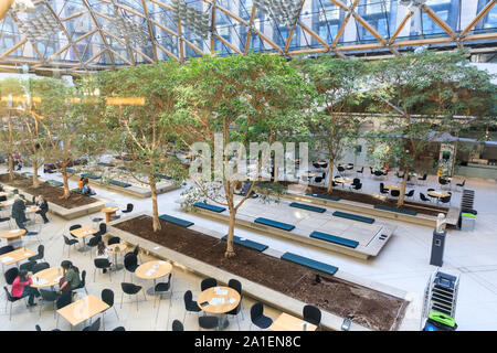 Vista interna, cortile e struttura in vetro del tetto della Portcullis House da Hopkins Architects, parte dei parlamentari Estate in Westminster, Londra, Foto Stock