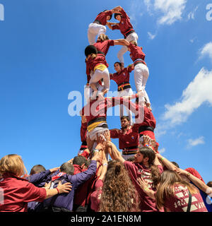 Castellers, la gente la costruzione di una tradizionale castell o torre umana a un festival in Catalonioa, Spagna Foto Stock