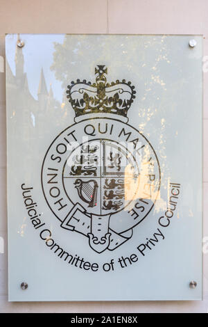 Muro Esterno segno del Regno Unito Corte Suprema, con il 'Honi Soit Qui Mal Y Pense' emblema, Londra Foto Stock
