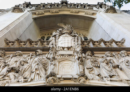 Visualizza in alto, la facciata esterna e muratura in pietra con statue ornamentali dello scultore Enrico Fehr, Regno Unito Corte Suprema, con la corte emblema, Londra Foto Stock