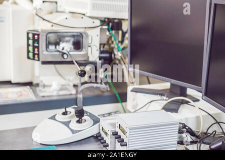 Pannello di controllo di un microscopio elettronico a scansione microscopio in un laboratorio di fisica Foto Stock