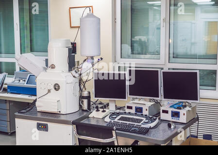 Microscopio elettronico a scansione microscopio in un laboratorio di fisica Foto Stock