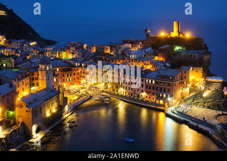 Vernazza village illuminate nella notte, Cinque Terre Liguria, Italia Foto Stock