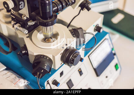 Ione del sistema di attacco per una solida preparazione di campioni per il microscopio a elettroni inchiesta. Foto Stock