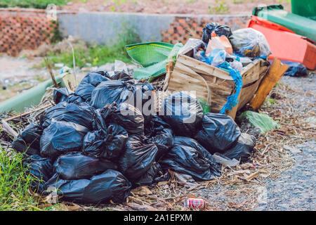 Grande pila di spazzatura e waiste in sacchi di colore nero. Foto Stock