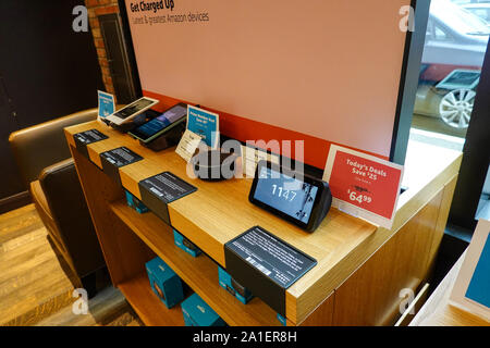 Seattle, WA/USA-9/15/19: un display di Amazon dispositivi elettronici quali, Kindle, eco dot, tablet pc e echo mostrare all'originale quartiere universitario Foto Stock
