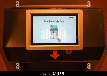 Seattle, WA/USA-9/15/19: la scansione di codici a barre dispositivo all'originale quartiere universitario Amazon Bookstore. Foto Stock