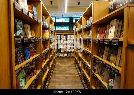 Seattle,WA/USA-9/15/19: un corridoio del libro in legno i ripiani all'originale quartiere universitario Amazon Bookstore. Foto Stock