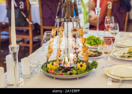 Spiedini di carne e frutti di mare riscaldata dal fuoco. Foto Stock