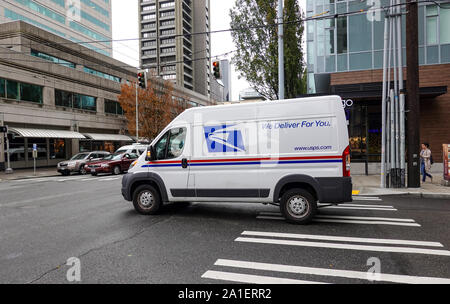 Seattle, WA/USA-6/15/19: il Servizio Postale degli Stati Uniti, USPS carrello che effettua consegne in una zona urbana. Foto Stock