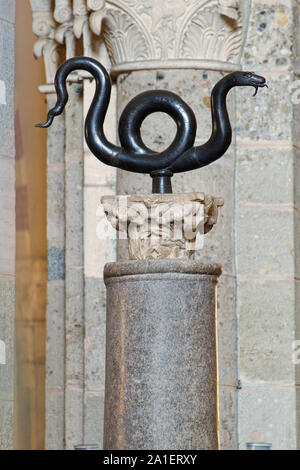 Il bronzo 'Snake di Mosè" (1007AD, una volta credeva di essere l'originale di Mosè) su un antico romano pilastro di granito - Basilica di Sant'Ambrogio - Milano Foto Stock