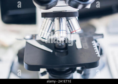 Microscopio ottico con quattro diverse lenti dell'obiettivo. Foto Stock