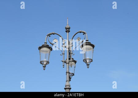 Un bel vecchio tre-LAMPADA LAMPIONE Foto Stock