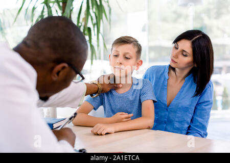 Mensole con bottiglie di farmaci nell'antica farmacia Foto Stock