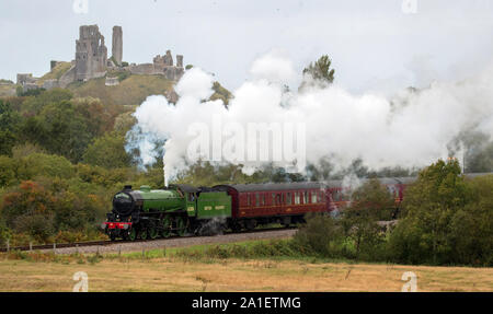 Il B1 classe locomotiva a vapore 61306 Mayflower passa Corfe Castle come si fa strada lungo la ferrovia a Swanage nel Dorset in un giorno di viaggio dalla stazione Victoria di Londra. Foto Stock