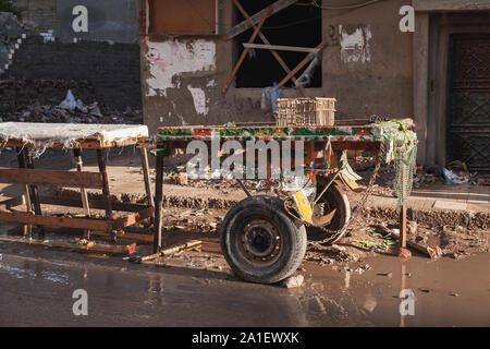 Alessandria, Egitto - 18 dicembre 2018: Vuoto cavallo di legno disegnati carrello sorge su una strada sporca di Alessandria Foto Stock