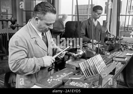 Herstellungsprozess von Silberringen in einer Ringfabrik in Hanau, Assia, 1930er. Procedimento per la produzione di anelli d'argento in un anello manufactory in Hanau, Hesse, 1930s. Foto Stock