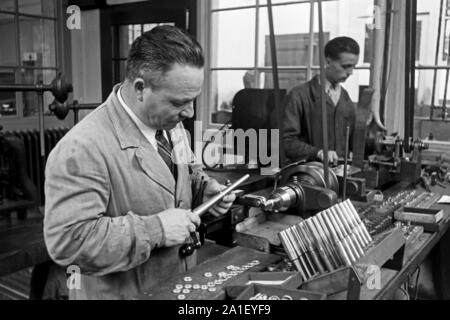 Herstellungsprozess von Silberringen in einer Ringfabrik in Hanau, Assia, 1930er. Procedimento per la produzione di anelli d'argento in un anello manufactory in Hanau, Hesse, 1930s. Foto Stock