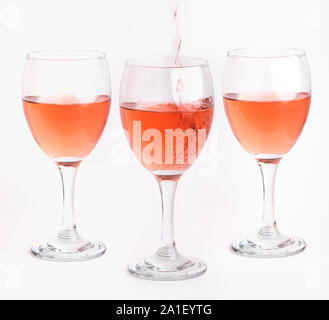 Servire il vino rosato su sfondo bianco Foto Stock