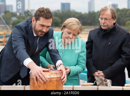 26 settembre 2019, Assia, Frankfurt/Main: Friedrich Curtius (l-r), DFB Segretario generale, cancelliere federale Agela Merkel (CDU) e Rainer Koch, DFB Presidente ad interim, congiuntamente equipaggiare una time capsule per la posa della prima pietra per la DFB Academy. Foto: Boris Roessler/dpa Foto Stock