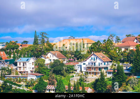 Una vista fantastica di Da Lat città da un coffee shop. Royalty di alta qualità immagine stock di Da lat città. Da Lat city è una popolare destinazione turistica. Foto Stock