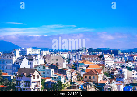 Una vista fantastica di Da Lat città da un coffee shop. Royalty di alta qualità immagine stock di Da lat città. Da Lat city è una popolare destinazione turistica. Foto Stock