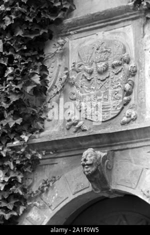 Familienwappen über dem Eingang eines Schlosses, Deutschland 1939. Il sollievo di stemma di un castello in Germania, 1939. Foto Stock