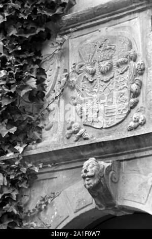 Familienwappen über dem Eingang eines Schlosses, Deutschland 1939. Il sollievo di stemma di un castello in Germania, 1939. Foto Stock