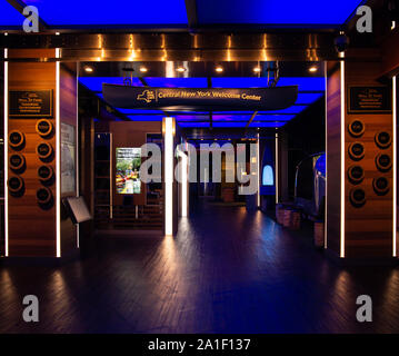 Il Central New York Welcome Center all'interno destino USA, Syracuse, New York durante le ore notturne Foto Stock