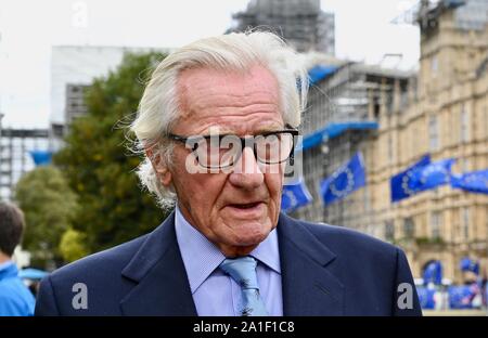 Signore Heseltine. Ha dato interviste su College Green il giorno in cui il Parlamento è stato ricordato. Houses of Parliament, Westminster, London. Regno Unito Foto Stock