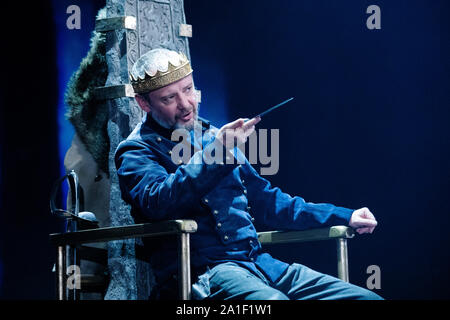 Chichester Festival Theatre, UK. 26 Sep, 2019. John Simm, esegue come Macbeth durante un foto-call per Chichester Festival Theatre di produzione di William Shakespeare's 'MacBeth", diretto da Paul Miller, al Chichester Festival Theatre, Chichester, Regno Unito, giovedì 26 settembre, 2019. Fotografia Credito: Luca MacGregor/Alamy Live News Foto Stock