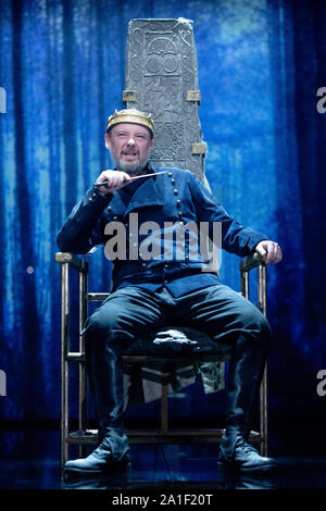 Chichester Festival Theatre, UK. 26 Sep, 2019. John Simm, esegue come Macbeth durante un foto-call per Chichester Festival Theatre di produzione di William Shakespeare's 'MacBeth", diretto da Paul Miller, al Chichester Festival Theatre, Chichester, Regno Unito, giovedì 26 settembre, 2019. Fotografia Credito: Luca MacGregor/Alamy Live News Foto Stock