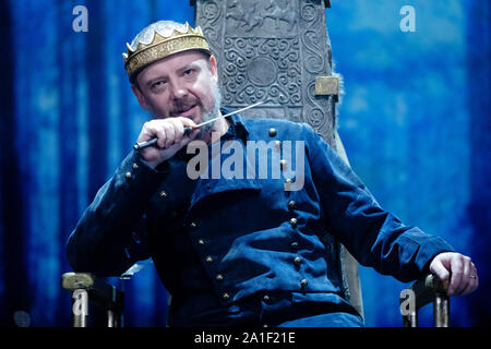 Chichester Festival Theatre, UK. 26 Sep, 2019. John Simm, esegue come Macbeth durante un foto-call per Chichester Festival Theatre di produzione di William Shakespeare's 'MacBeth", diretto da Paul Miller, al Chichester Festival Theatre, Chichester, Regno Unito, giovedì 26 settembre, 2019. Fotografia Credito: Luca MacGregor/Alamy Live News Foto Stock